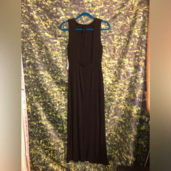 Elegant Black Sleeveless Dress - Picture 4 of 16